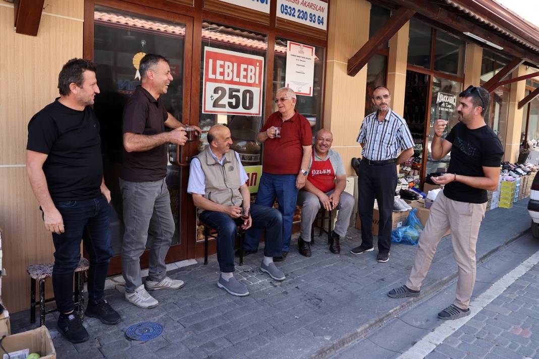 Konya'nın ilçesinde esnaftan ilginç adet! Çayı demleyen bunu yapıyor 4